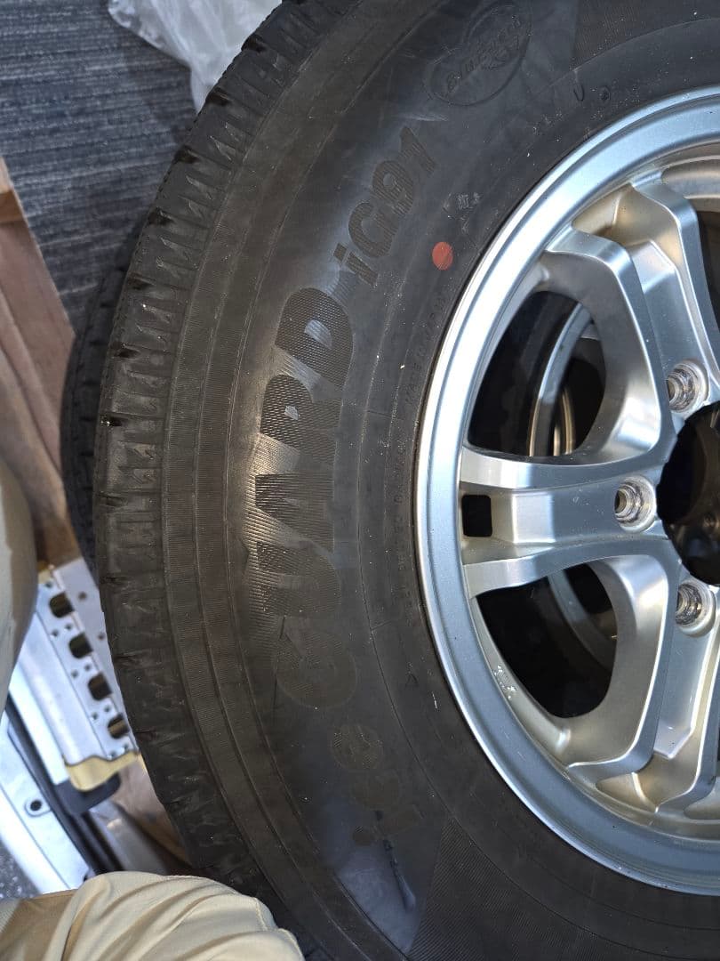 ハイエース 15インチ スタッドレスタイヤホイールセット 4本