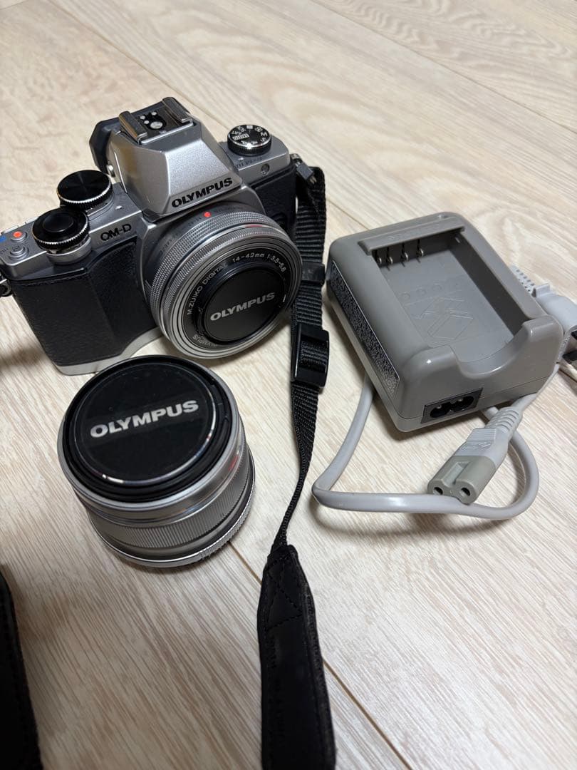 OLYMPUS OM-D E-M10初代　単焦点レンズセット