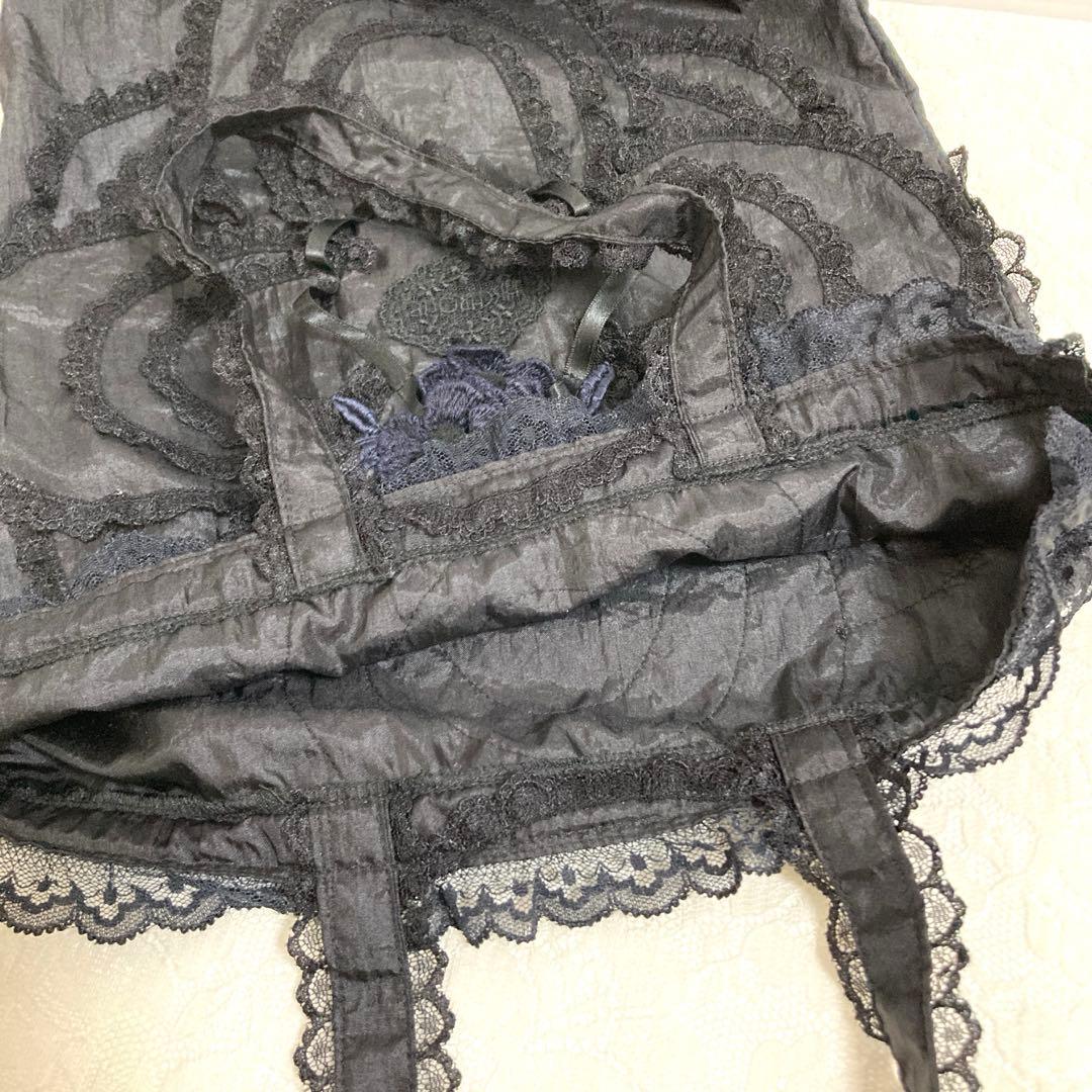 さえら　ヒスクローネ 黒色の手提げ