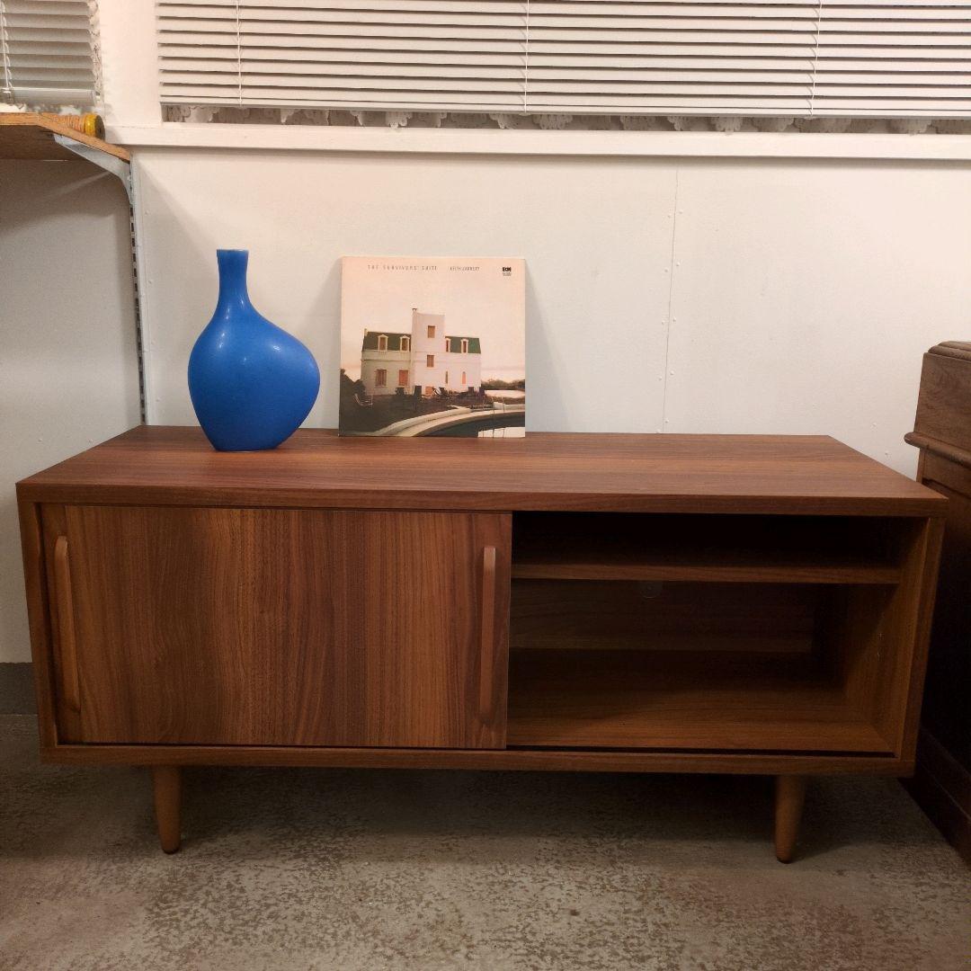 木製シンプル キャビネット 引き戸式 テレビボード シェルフ