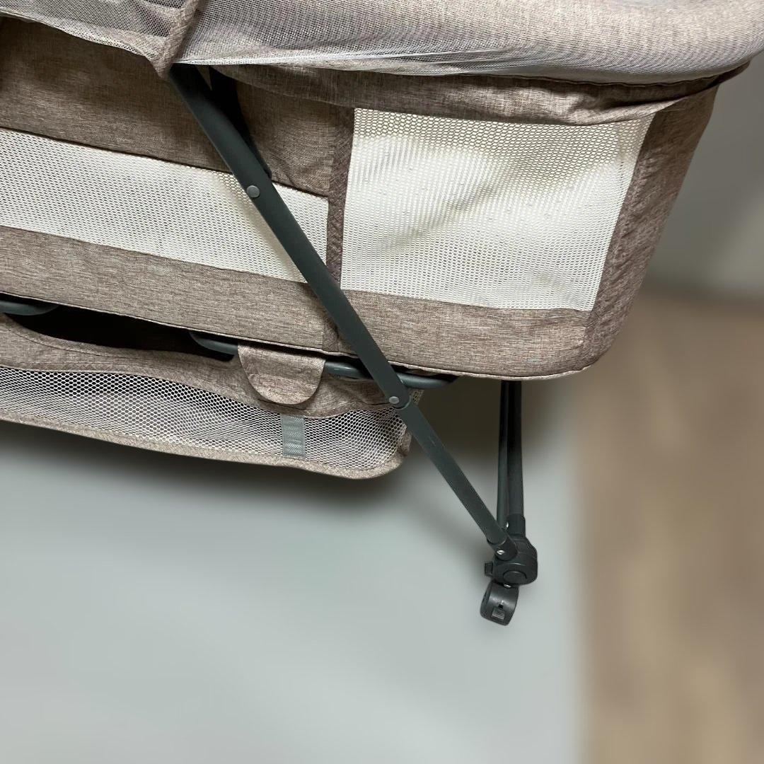 ベビーベッド 折りたたみ式　キャスター付き　メッシュカバー付き　リクライニング