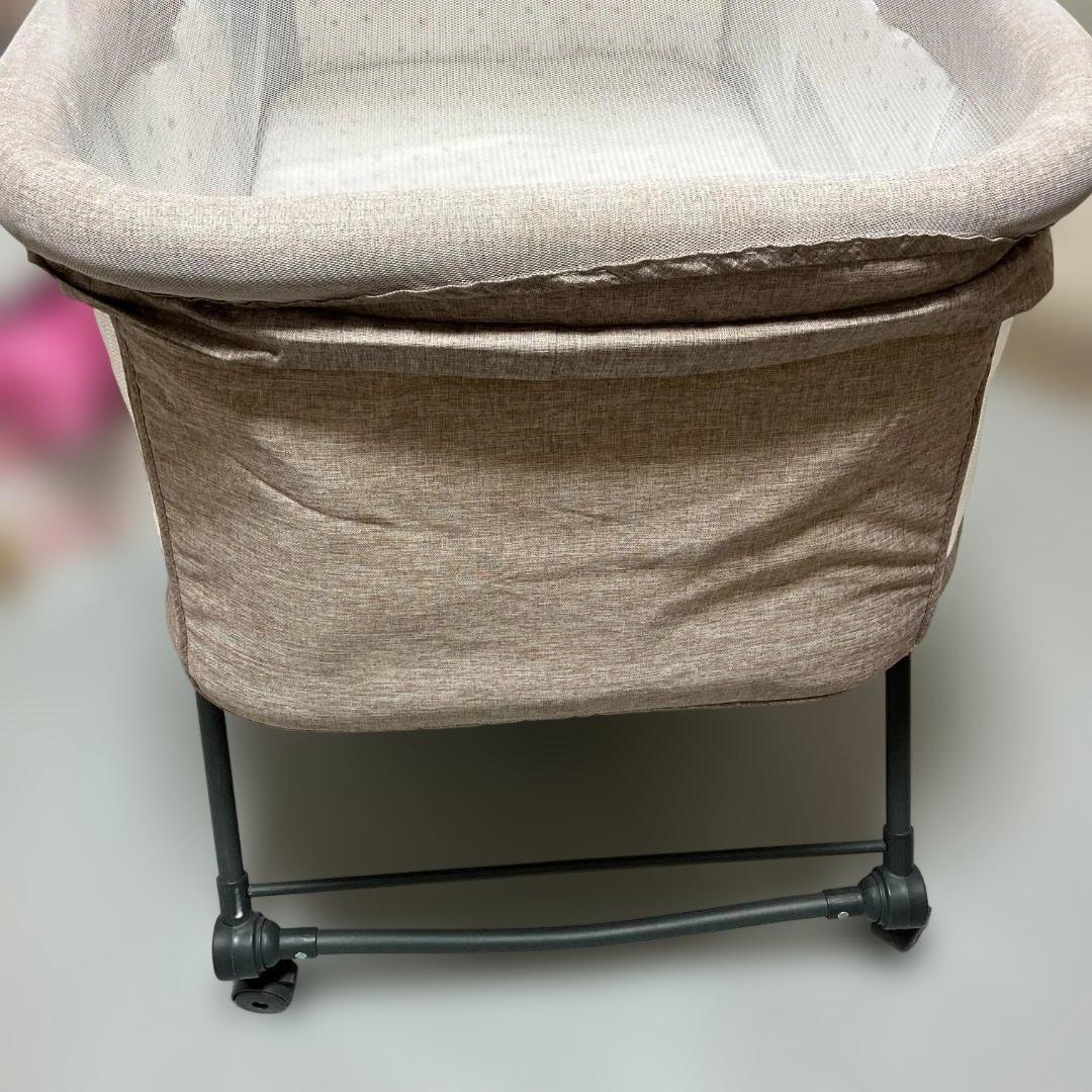 ベビーベッド 折りたたみ式　キャスター付き　メッシュカバー付き　リクライニング