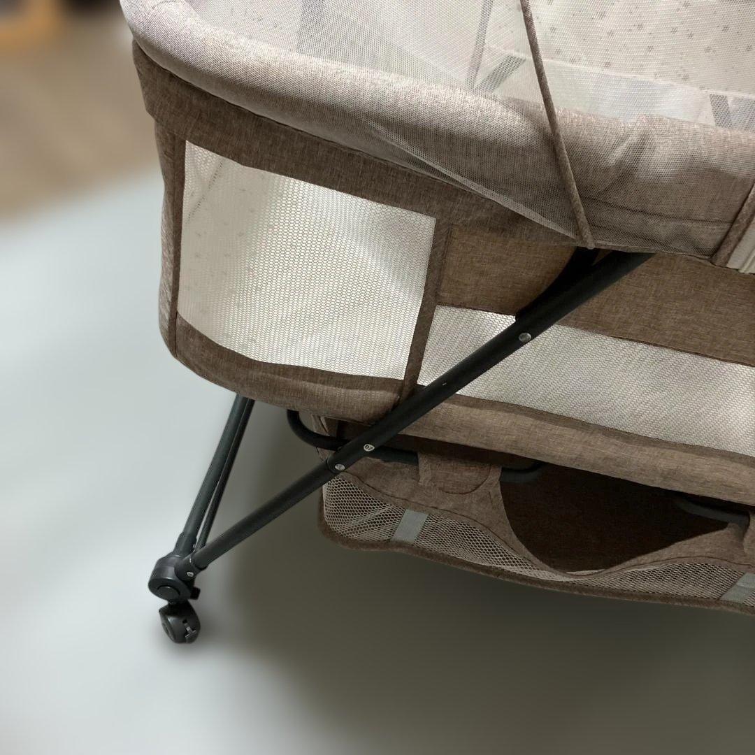 ベビーベッド 折りたたみ式　キャスター付き　メッシュカバー付き　リクライニング