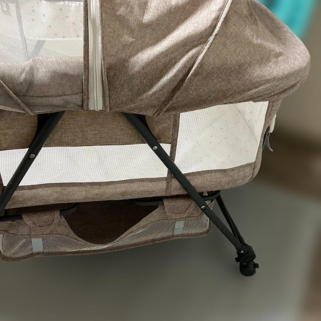 ベビーベッド 折りたたみ式　キャスター付き　メッシュカバー付き　リクライニング