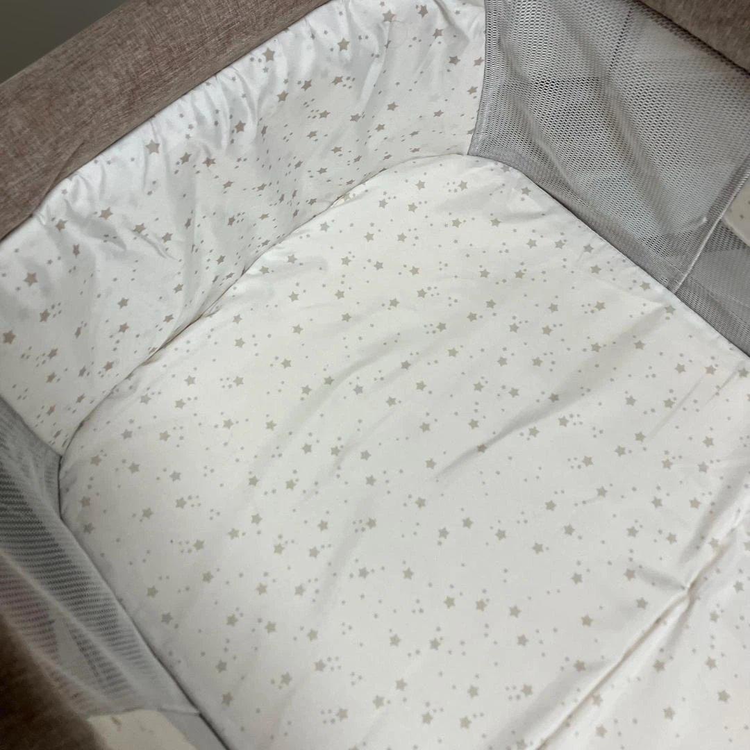 ベビーベッド 折りたたみ式　キャスター付き　メッシュカバー付き　リクライニング