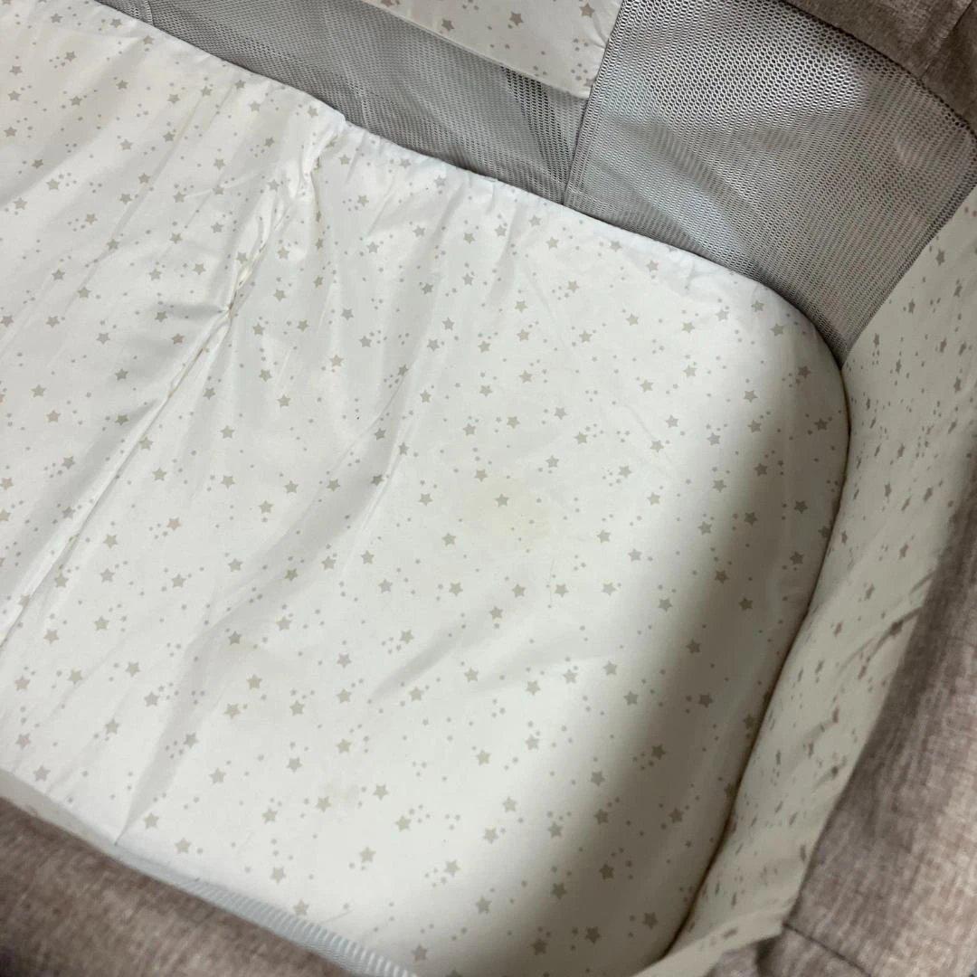 ベビーベッド 折りたたみ式　キャスター付き　メッシュカバー付き　リクライニング