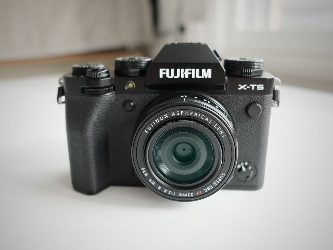 極美品 FUJIFILM X-T5 ボディ ※写真のレンズは付属していません