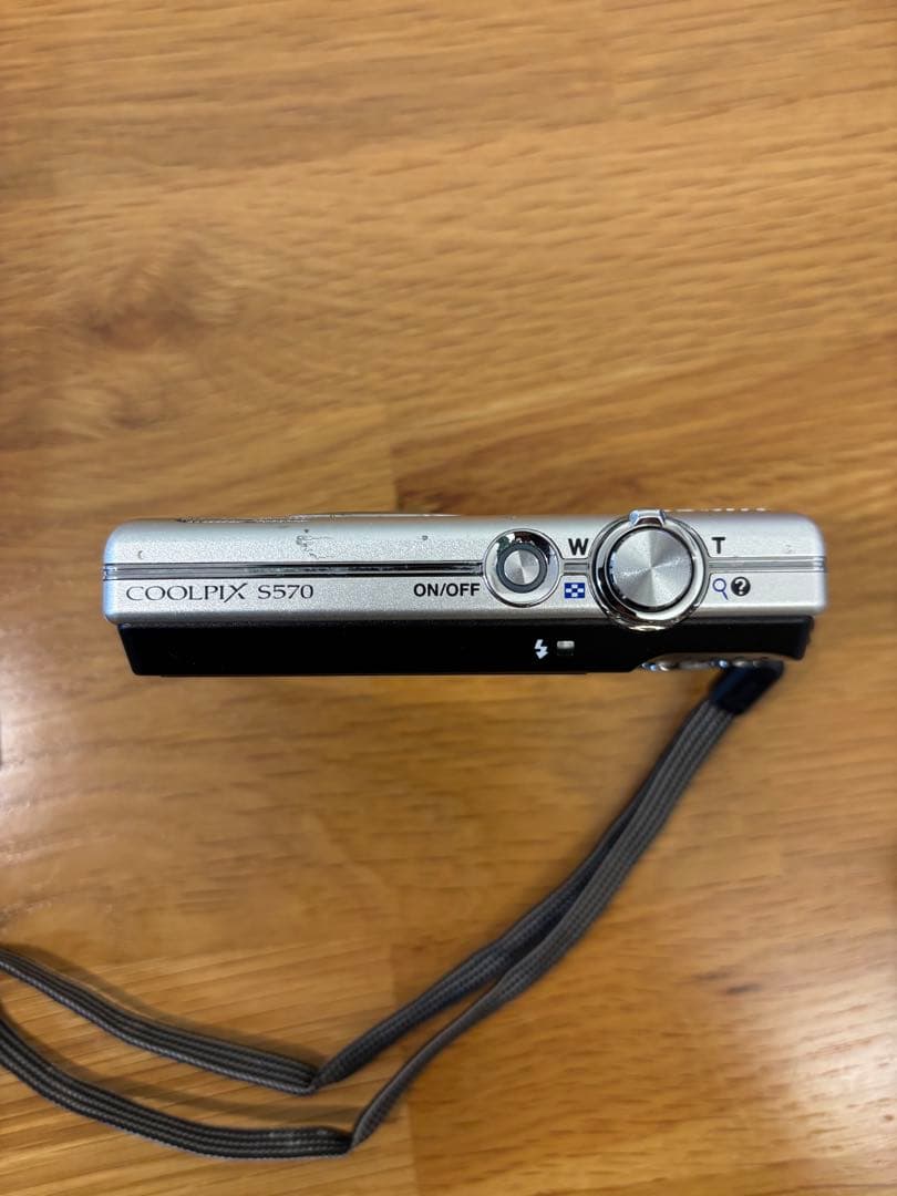 Nikon COOLPIX S570 本体と付属品