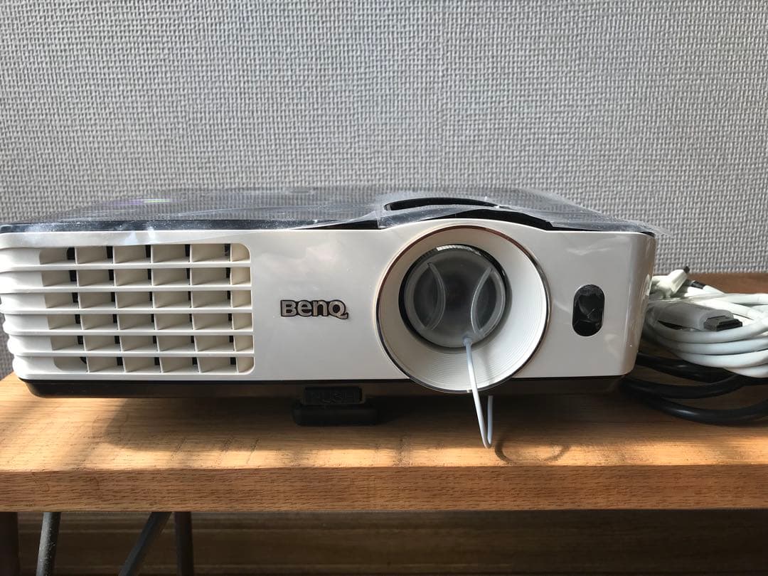 プロジェクター　BENQ TH681