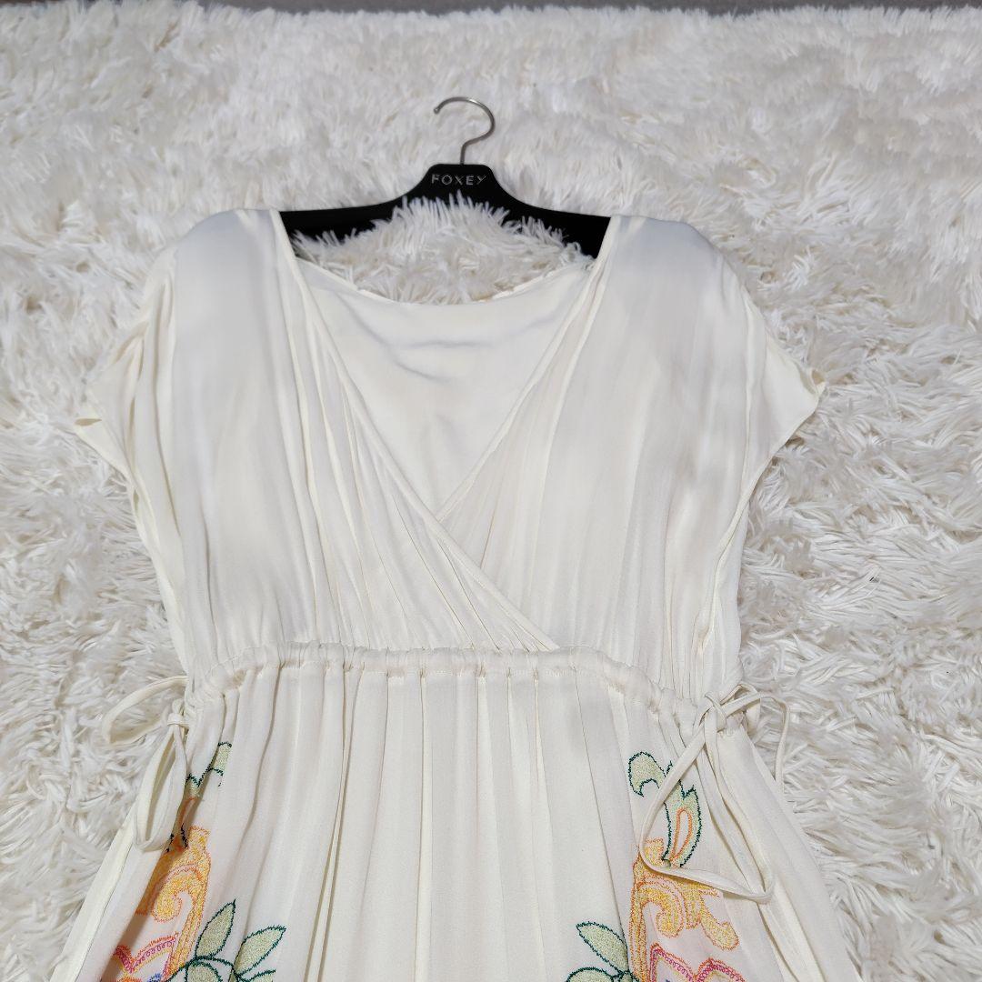 【極美品♡近年モデル】グレースコンチネンタル　カシュクール刺繍ワンピース　F