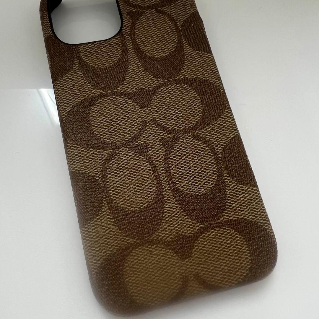 COACH iPhone15ケース シグネチャー キャンバス カーキ