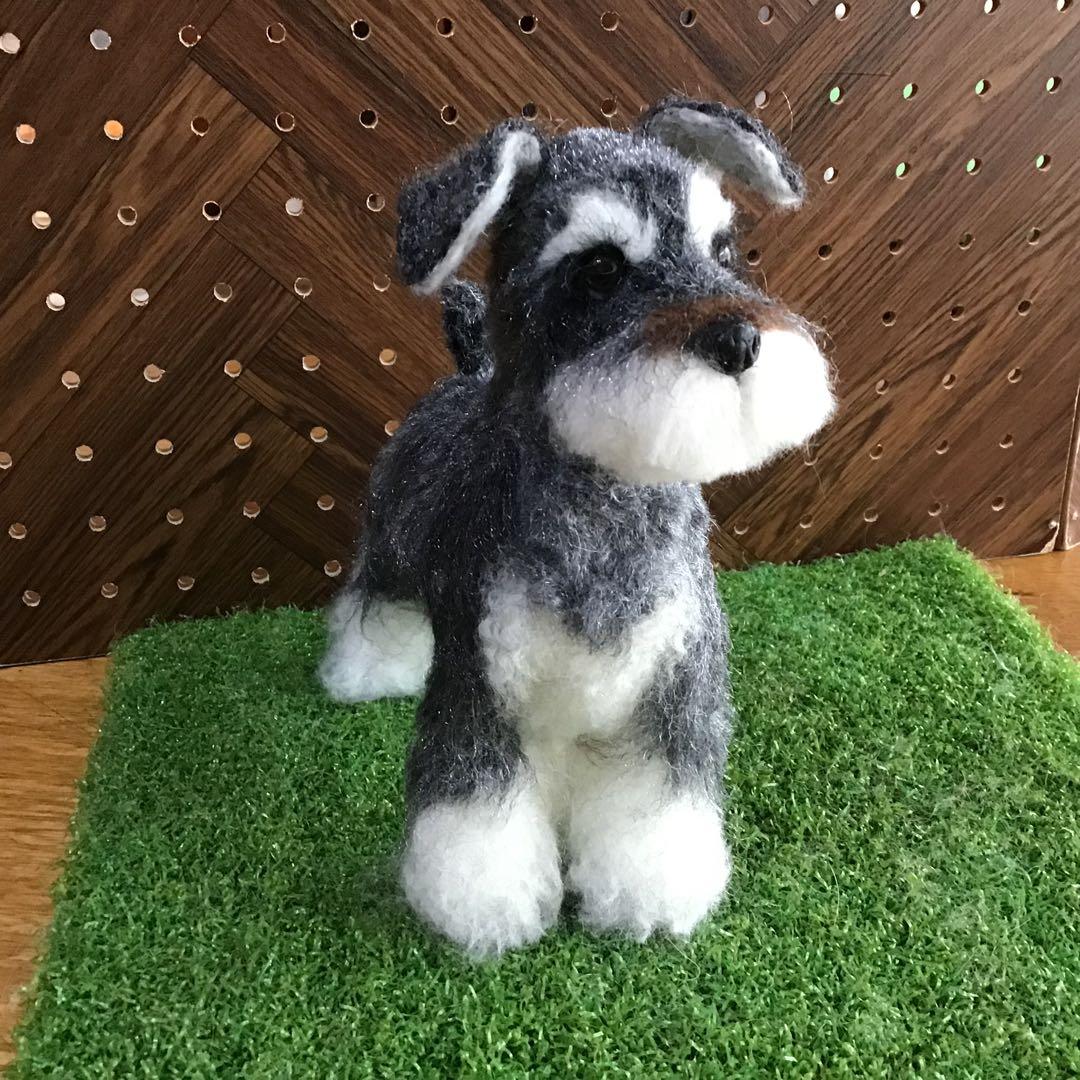羊毛フェルトシュナウザー犬