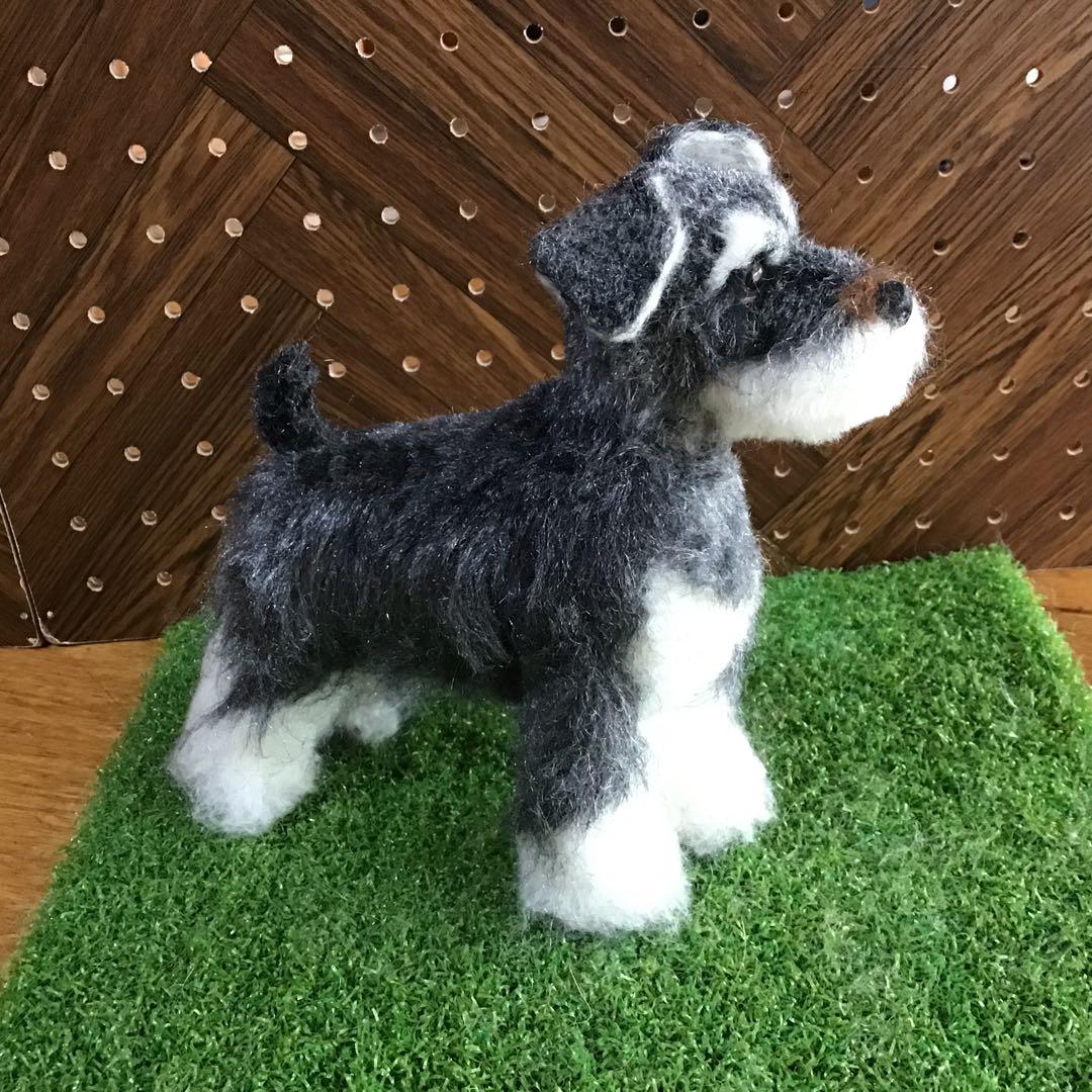 羊毛フェルトシュナウザー犬