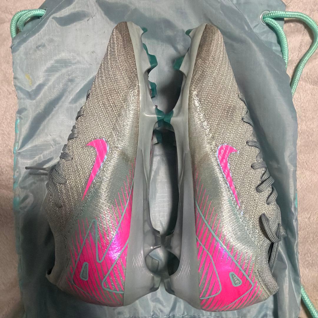 Nike サッカーシューズ グレー/ピンク　トップモデル