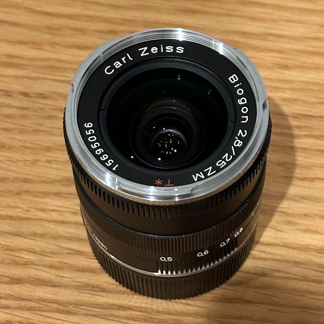 Carl Zeiss Biogon 2.8/25 ZM レンズ + 純正フード
