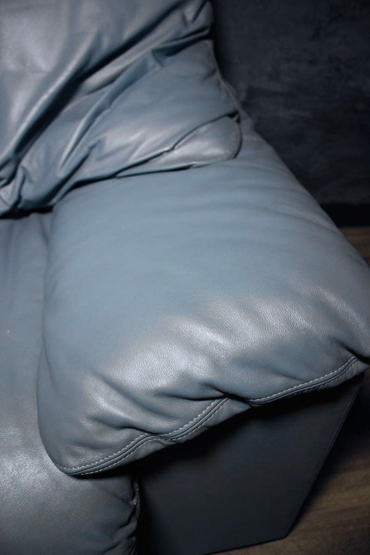 首都圏送無料〜30万マーニー　本革　一流クラシカルソファのある暮らし　ソファ