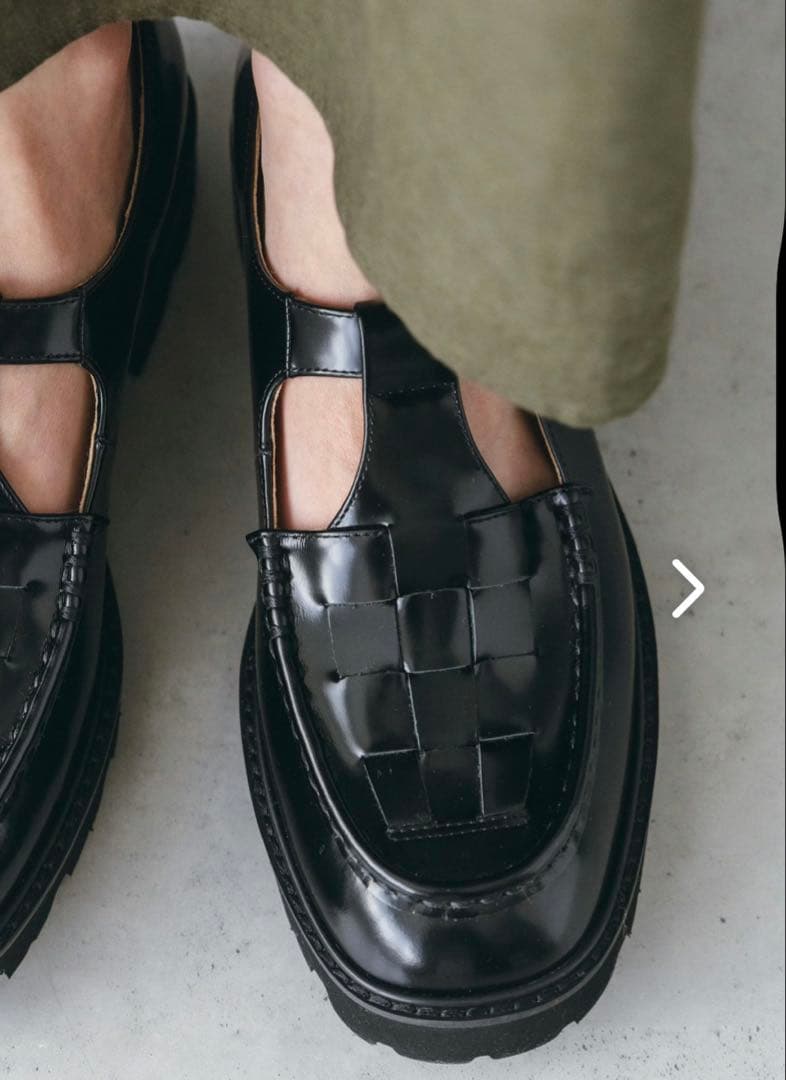 「つま先踊る、大人の相棒」こだわりソールのTストラップシューズ 23.0