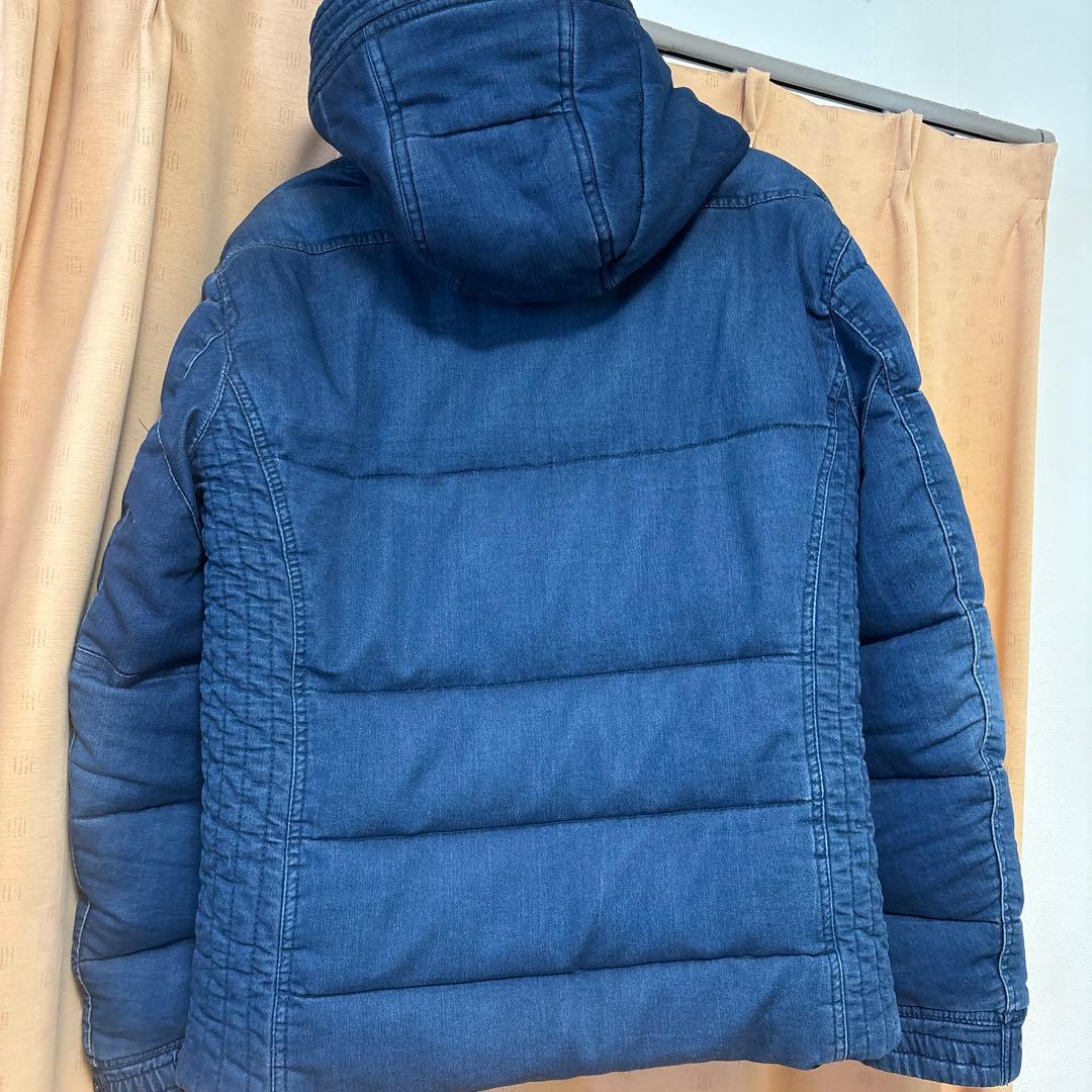 フード付きダークブルーダウンジャケット