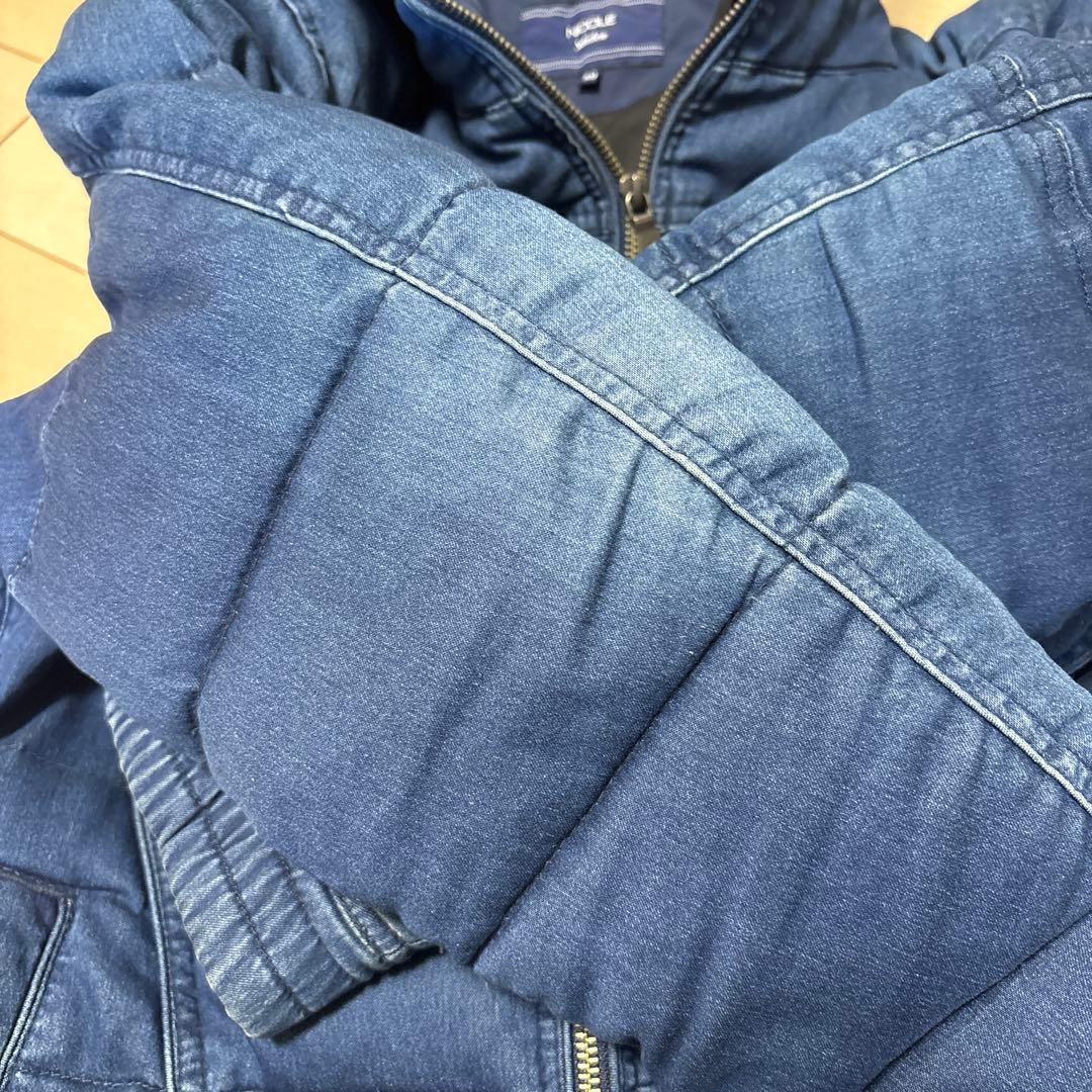 フード付きダークブルーダウンジャケット