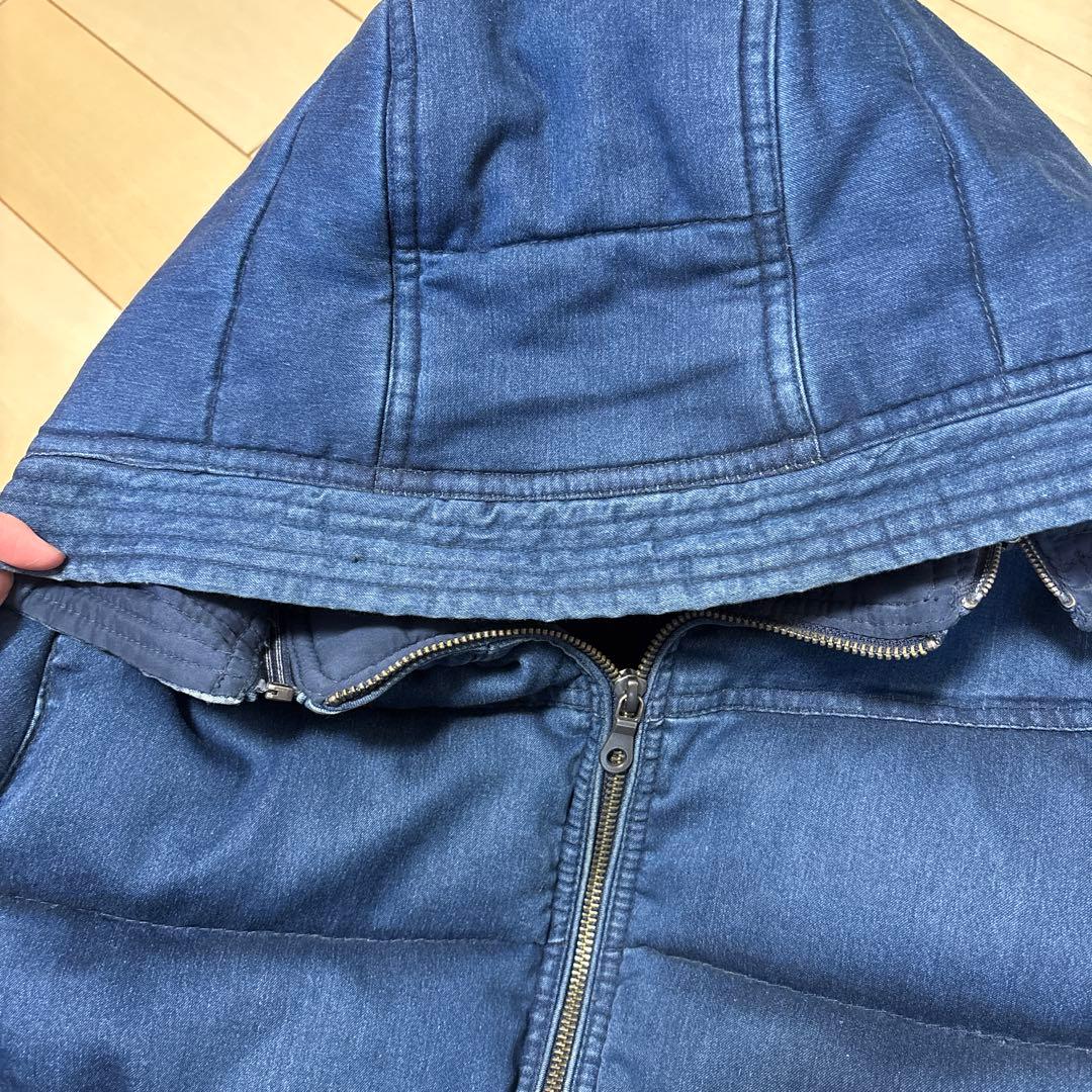 フード付きダークブルーダウンジャケット