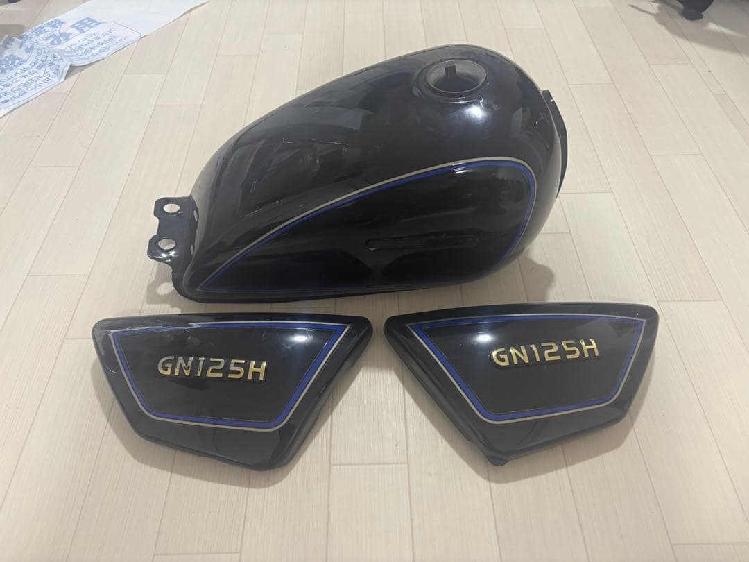 GN125H ブラックタンクとサイドカバーセットタンデムバー付き