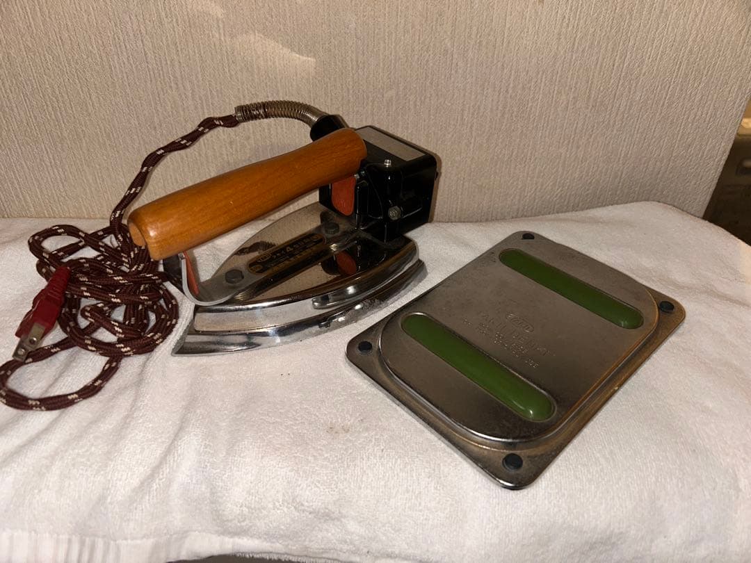 【動作確認済み】タキイ4型　自動アイロン　サーモスタッド機能　アイロン台有り