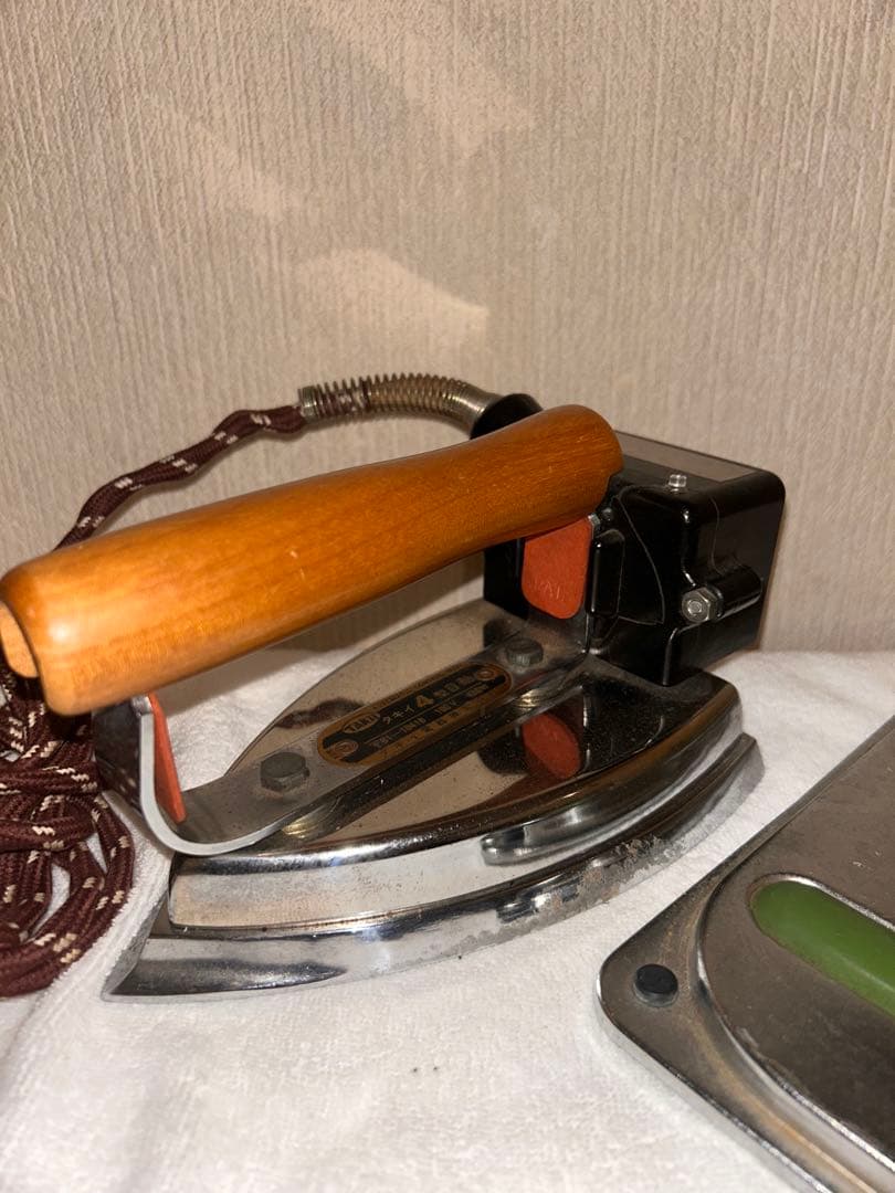 【動作確認済み】タキイ4型　自動アイロン　サーモスタッド機能　アイロン台有り