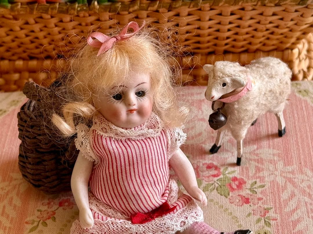 アンティーク　ミニョネット　ドール　＊赤いストライプのドレスの女の子＊