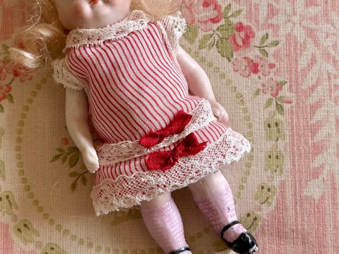 アンティーク　ミニョネット　ドール　＊赤いストライプのドレスの女の子＊