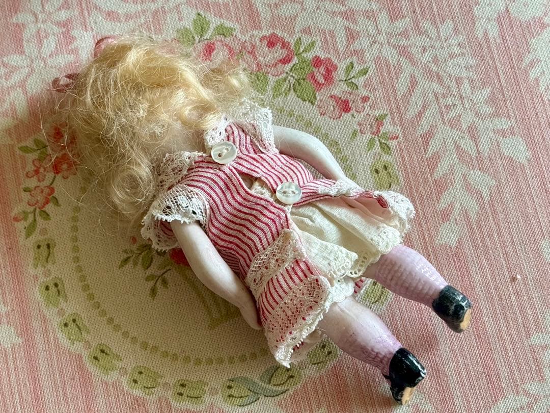 アンティーク　ミニョネット　ドール　＊赤いストライプのドレスの女の子＊
