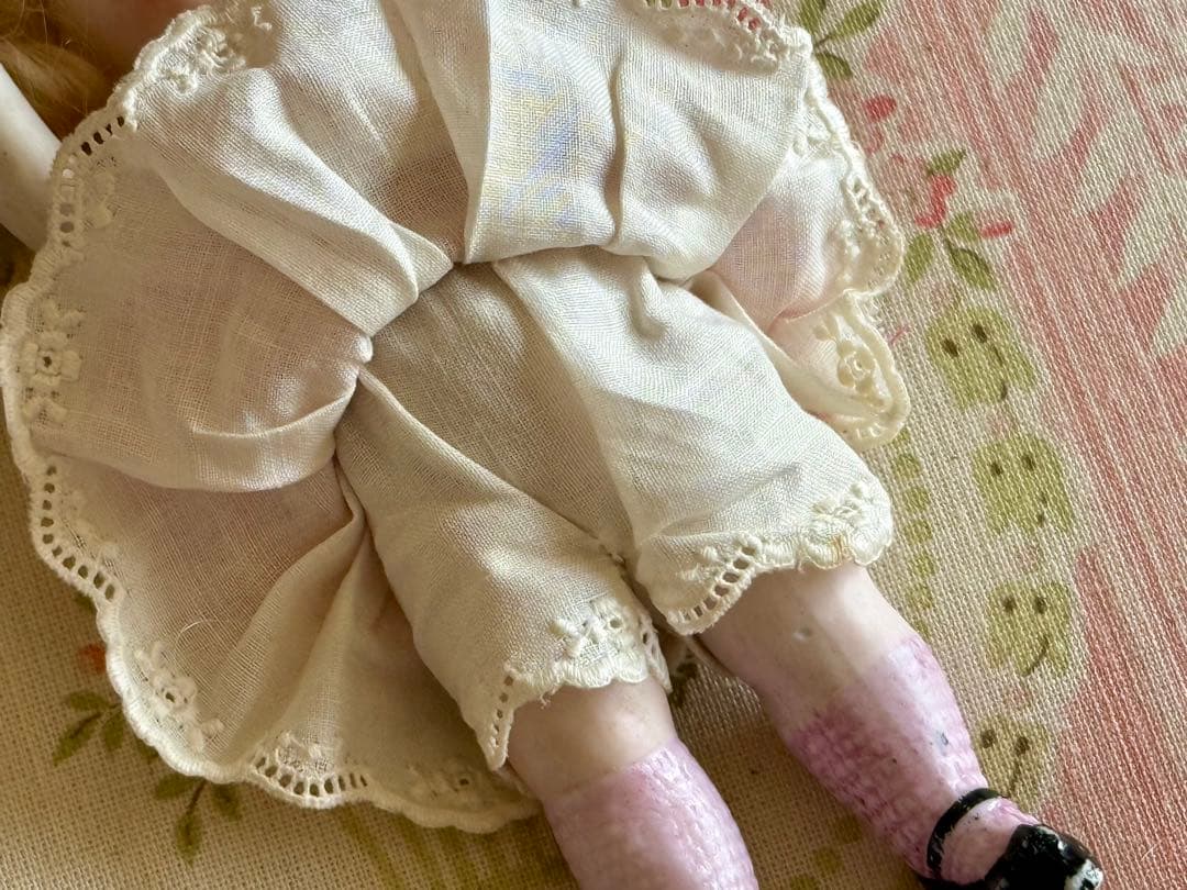 アンティーク　ミニョネット　ドール　＊赤いストライプのドレスの女の子＊