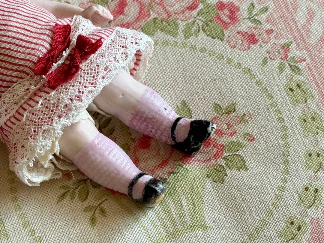 アンティーク　ミニョネット　ドール　＊赤いストライプのドレスの女の子＊