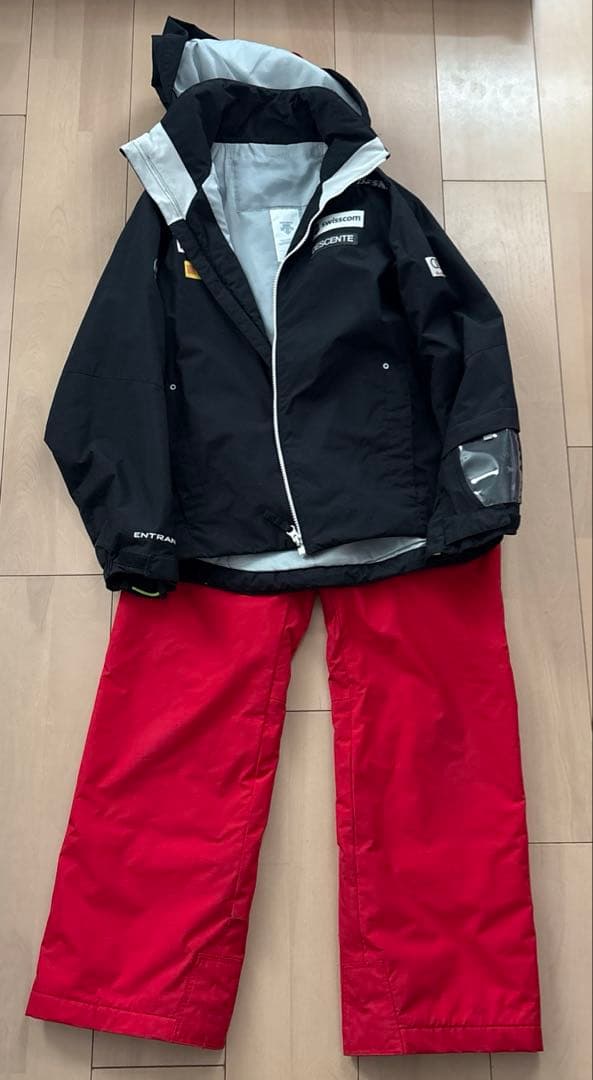子ども用スキーウェアセット（黒・赤）