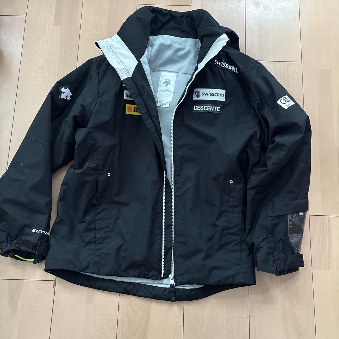 子ども用スキーウェアセット（黒・赤）