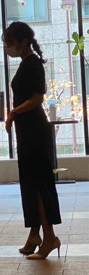 ラグナムーン レーススリーブ付き黒ドレス