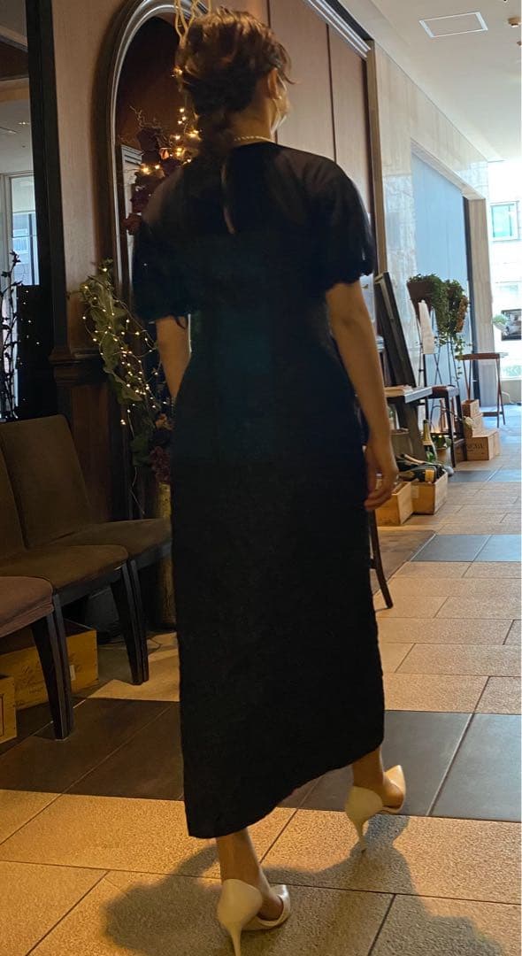 ラグナムーン レーススリーブ付き黒ドレス