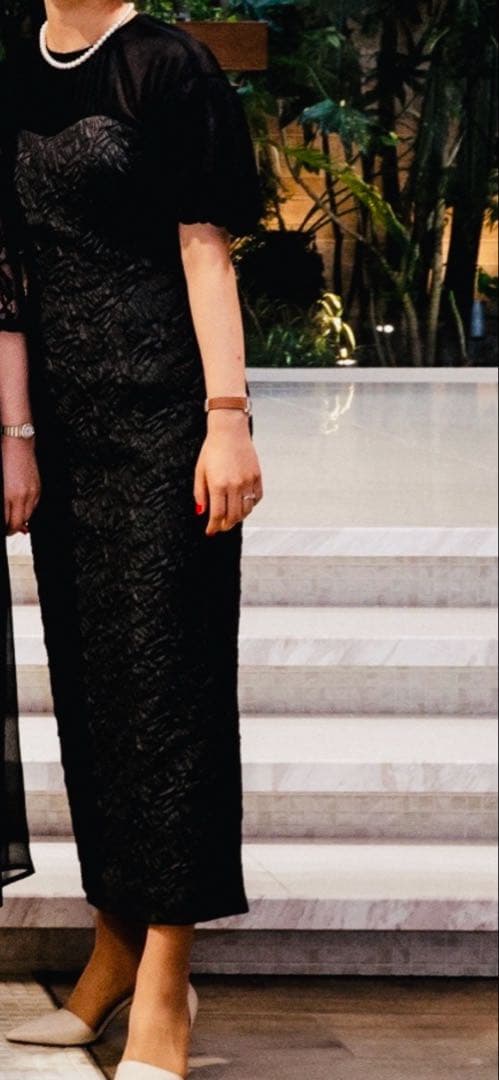 ラグナムーン レーススリーブ付き黒ドレス