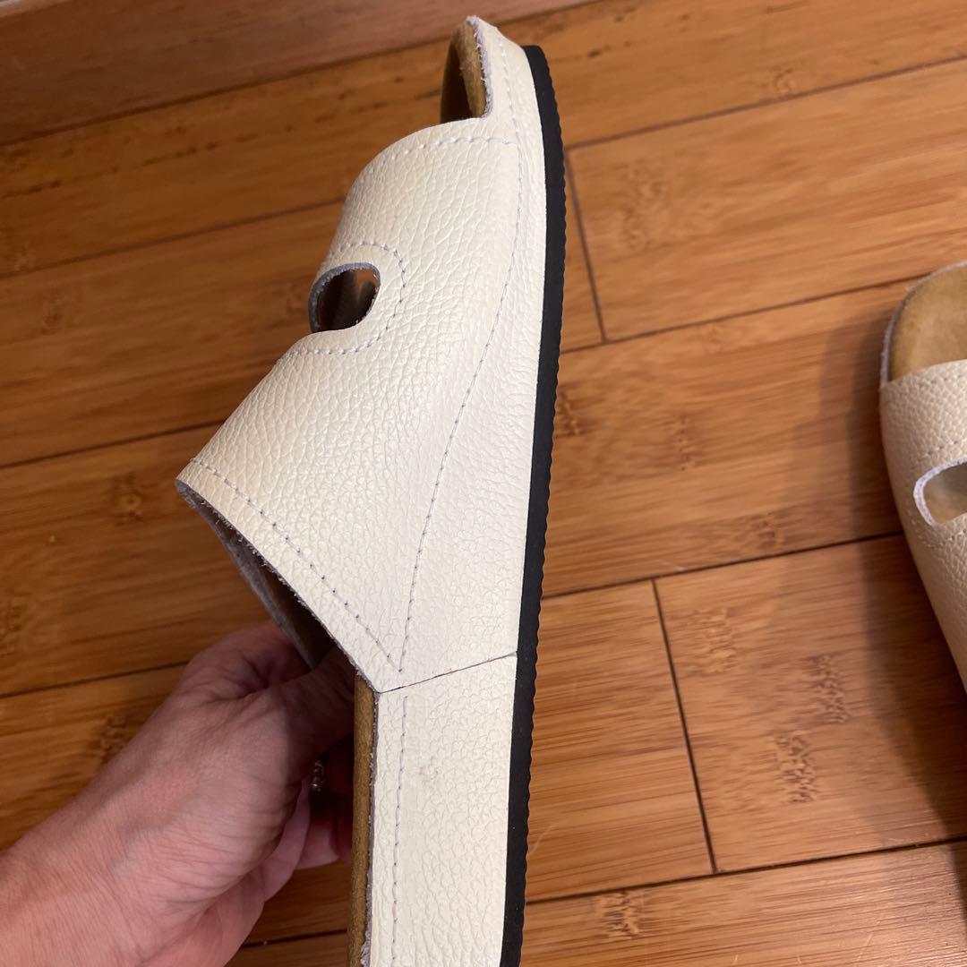 BENESU ホワイト クロスストラップ サンダル