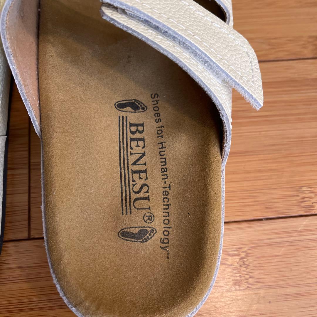 BENESU ホワイト クロスストラップ サンダル