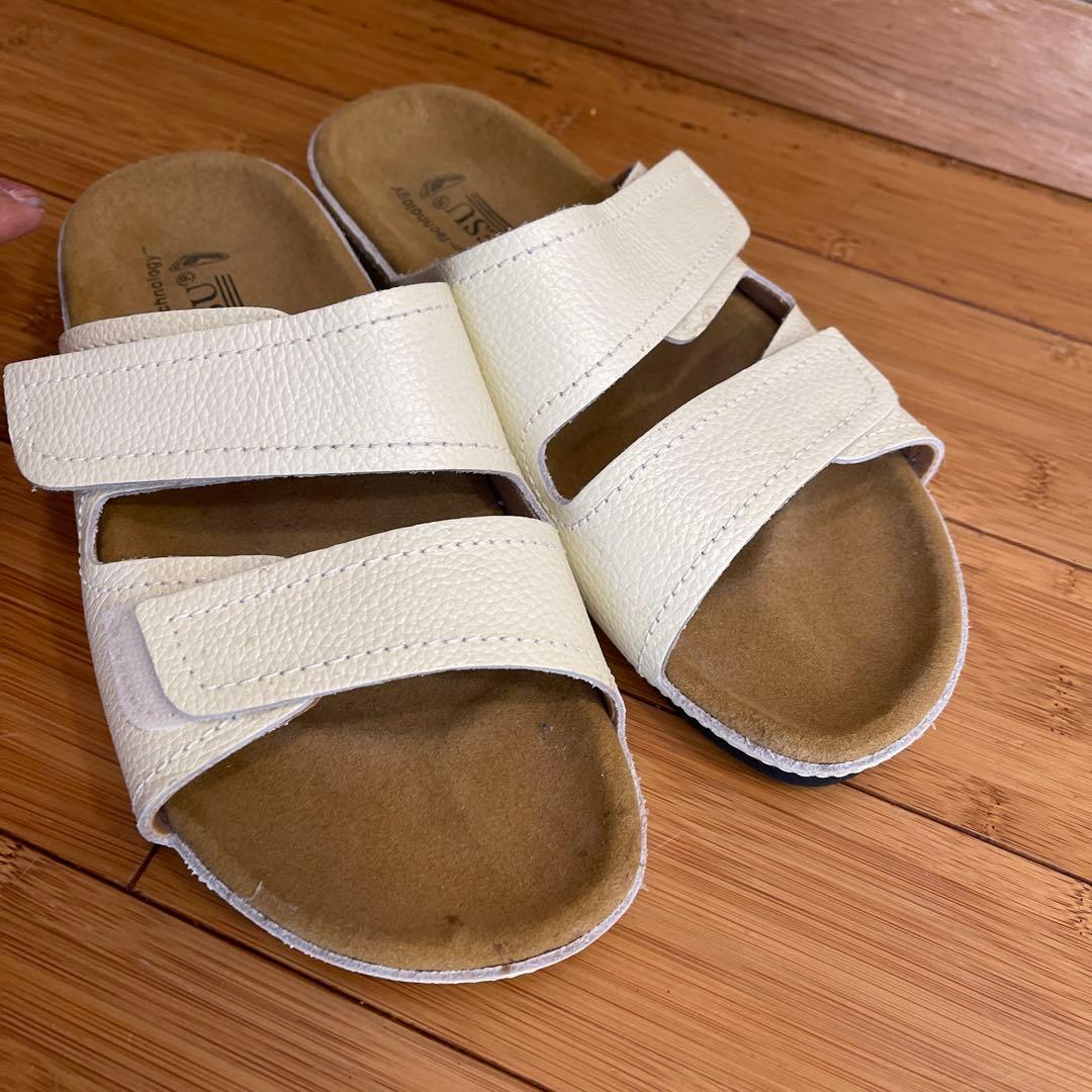 BENESU ホワイト クロスストラップ サンダル
