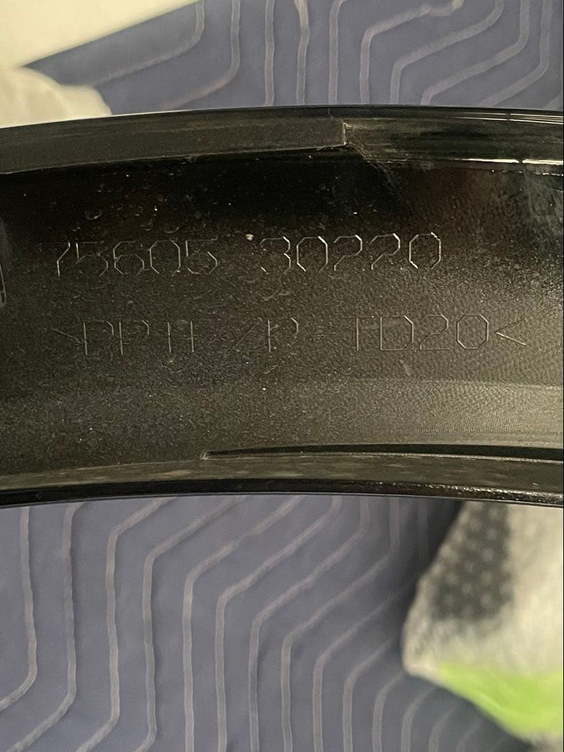 クラウンスポーツ フェンダー アーチ モール １台分　新車取外