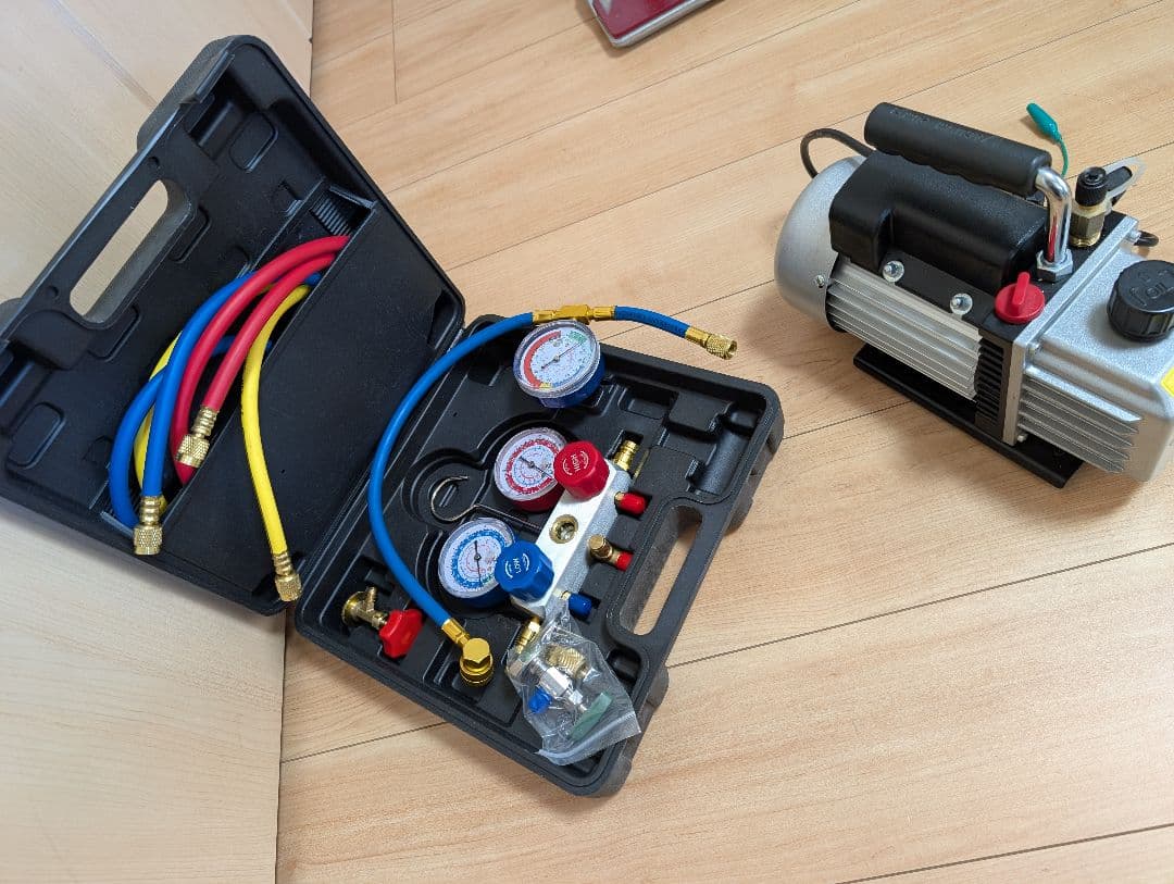 マニホールドゲージ　真空ポンプ　カーエアコン　真空引き　クーラー