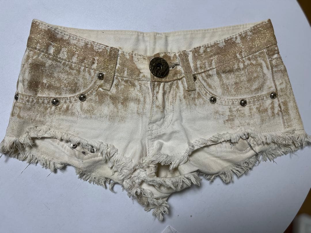 d.i.a.ダイヤ ラメ スタッズ ホワイトデニム ショートパンツ