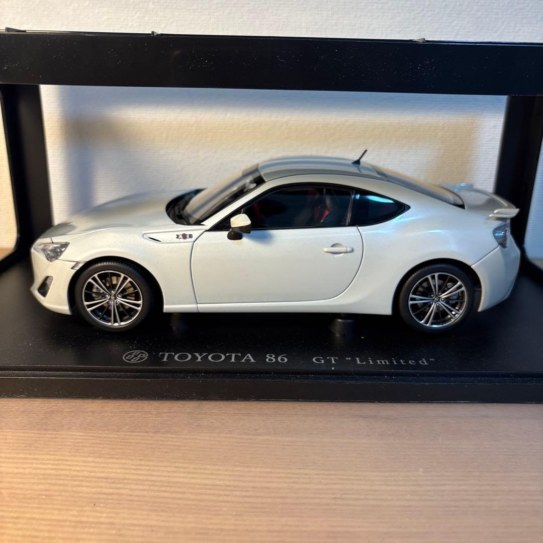 オートアート　トヨタ　86 1/18 ミニカー　ホワイト