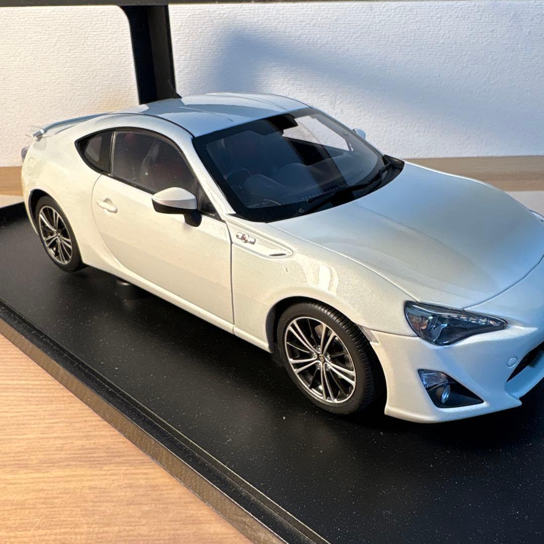 オートアート　トヨタ　86 1/18 ミニカー　ホワイト