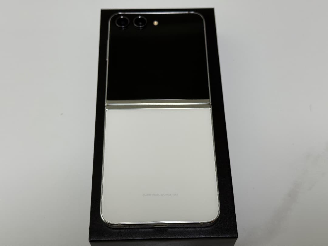 美品 Galaxy Z Flip5 クリーム 256GB A-52