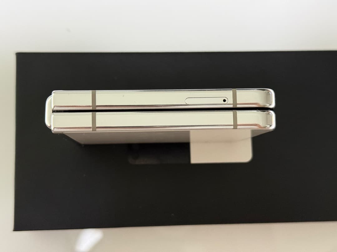 美品 Galaxy Z Flip5 クリーム 256GB A-52