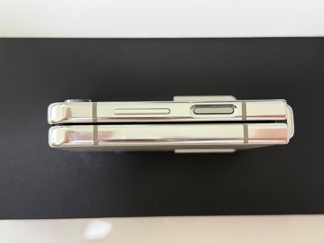 美品 Galaxy Z Flip5 クリーム 256GB A-52