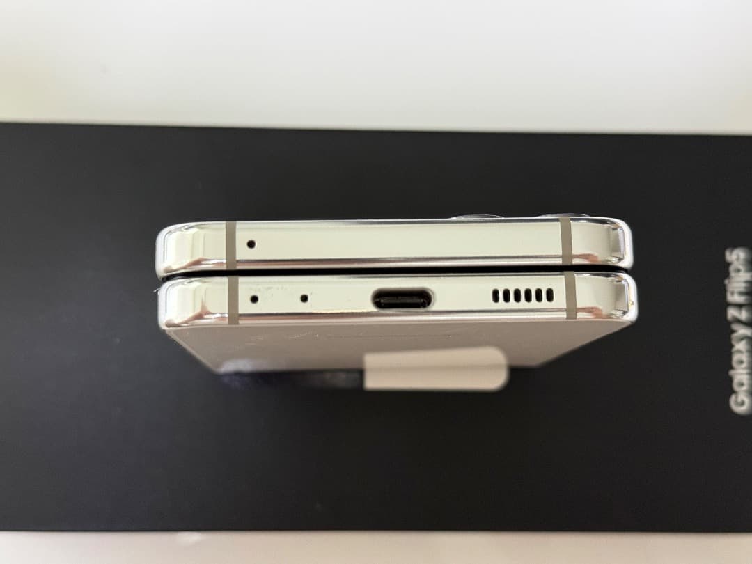 美品 Galaxy Z Flip5 クリーム 256GB A-52