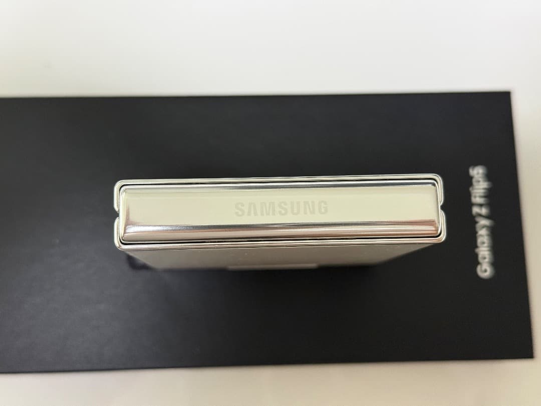 美品 Galaxy Z Flip5 クリーム 256GB A-52